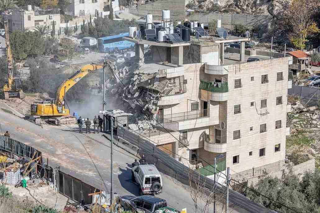 জেরুজালেমে রাতারাতি শতাধিক  ফিলিস্তিনির আবাসস্থল ভেঙে গুঁড়িয়ে দিল ইসরায়েল 