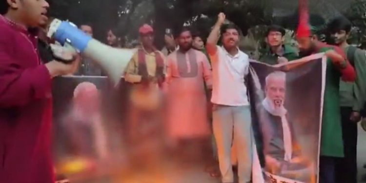 প্রধানমন্ত্রী নরেন্দ্র মোদীর বিকৃত ছবি পুড়িয়ে ভারতের সঙ্গে সম্পর্ক ছিন্ন করার দাবি তুললো জামাত ইসলামির জিহাদিরা ; বাংলাদেশি খেলোয়াড় মুস্তাফিজুর রহমানকে বিপুল টাকায় কেনায় কলকাতা নাইট রাইডার্সের নিন্দা 