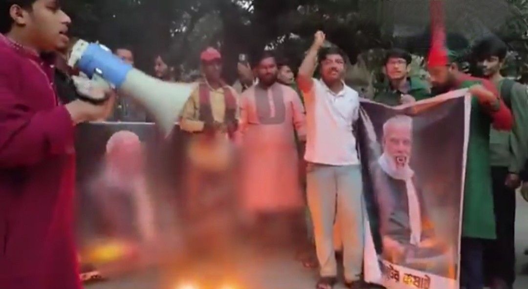 প্রধানমন্ত্রী নরেন্দ্র মোদীর বিকৃত ছবি পুড়িয়ে ভারতের সঙ্গে সম্পর্ক ছিন্ন করার দাবি তুললো জামাত ইসলামির জিহাদিরা ; বাংলাদেশি খেলোয়াড় মুস্তাফিজুর রহমানকে বিপুল টাকায় কেনায় কলকাতা নাইট রাইডার্সের নিন্দা