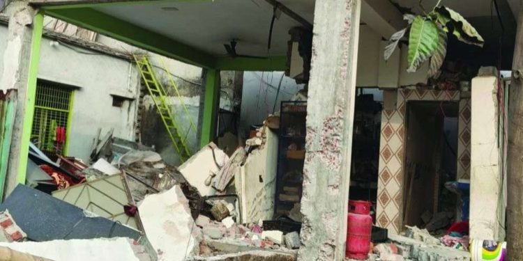 ঢাকার মাদ্রাসায় প্রবল বিস্ফোরণ,   উড়ে গেল গোটা ভবন, শিশুসহ আহত ৪, উদ্ধার প্রচুর গোলাবারুদ 