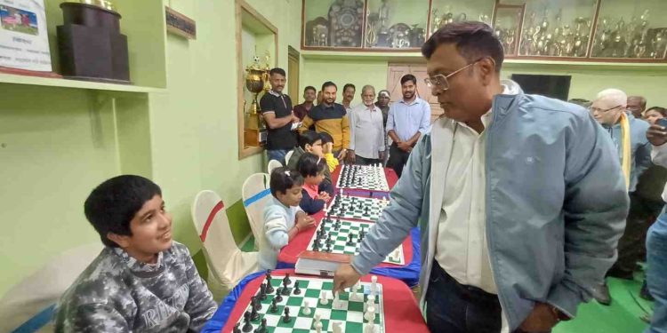 ভাতারের প্রত্যন্ত এলাকায় আন্তর্জাতিক মানের দাবা প্রতিযোগিতার আয়োজনের প্রশংসা করলেন গ্রান্ডমাস্টার দিব্যেন্দু বড়ুয়া