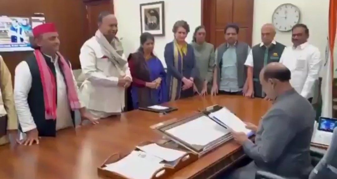 হিন্দুদের পক্ষে রায় দেওয়ার অপরাধে বিচারকের অপসারণের দাবি করলেন প্রিয়াঙ্কা গান্ধী ভাদ্রা, অখিলেশ যাদবসহ ইন্ডি জোটের ১২০ জন সাংসদ