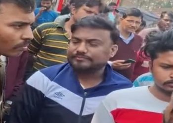 তৃণমূল নেতার বিরুদ্ধে “তোলাবাজি” র অভিযোগ ঘিরে উত্তাল হয়ে উঠল দুর্গাপুরের সিটি সেন্টার, জনরোষের মুখ থেকে বাঁচাল পুলিশ 