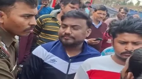 তৃণমূল নেতার বিরুদ্ধে “তোলাবাজি” র অভিযোগ ঘিরে উত্তাল হয়ে উঠল দুর্গাপুরের সিটি সেন্টার, জনরোষের মুখ থেকে বাঁচাল পুলিশ