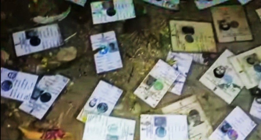 নবদ্বীপে নিকাশি নালার পাশ থেকে উদ্ধার প্রচুর ভুয়ো ভোটারকার্ড 