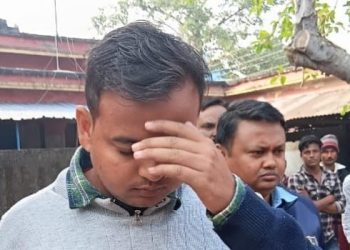 পুলিশের কনস্টেবল পদে পরীক্ষায়  টুকলিসহ মহিলা পরীক্ষার্থী ধরা পড়তেই প্রশ্ন ফাঁসের বড়সড় চক্রের হদিশ পেলো কাটোয়া পুলিশ