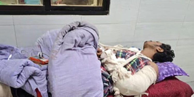 বাংলাদেশে যুবককে বিদ্যুতের খুঁটিতে বেঁধে ধারল অস্ত্র দিয়ে কুপিয়ে হাত-পা বিচ্ছিন্ন করে দিল জামাত ইসলামির জঙ্গিরা 