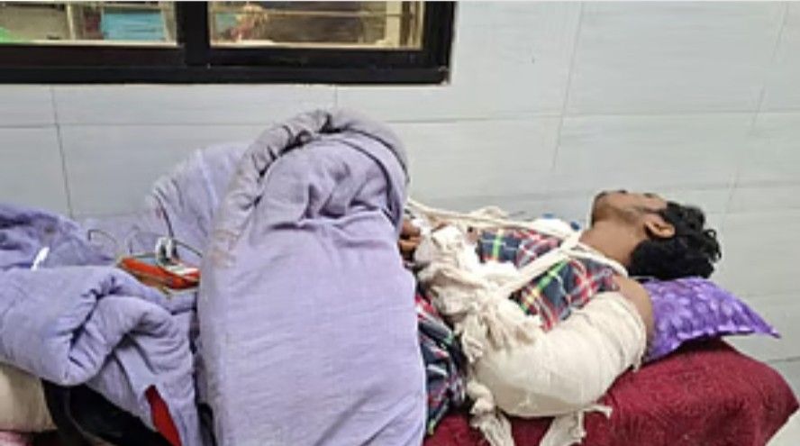 বাংলাদেশে যুবককে বিদ্যুতের খুঁটিতে বেঁধে ধারল অস্ত্র দিয়ে কুপিয়ে হাত-পা বিচ্ছিন্ন করে দিল জামাত ইসলামির জঙ্গিরা 