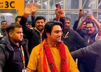 আজ ব্রিগেড প্যারেডে “৫ লক্ষ কন্ঠে গীতা পাঠ” অনুষ্ঠান উপলক্ষে এই প্রথম এরাজ্যে এলেন ধীরেন্দ্র কৃষ্ণ শাস্ত্রী 