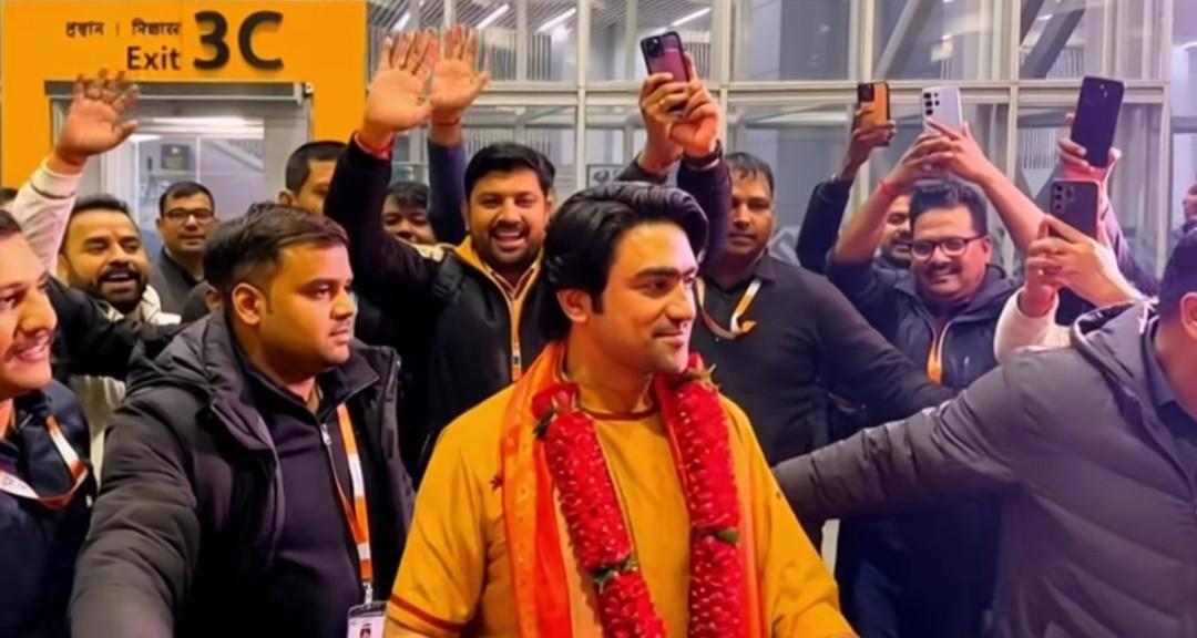 আজ ব্রিগেড প্যারেডে “৫ লক্ষ কন্ঠে গীতা পাঠ” অনুষ্ঠান উপলক্ষে এই প্রথম এরাজ্যে এলেন ধীরেন্দ্র কৃষ্ণ শাস্ত্রী 