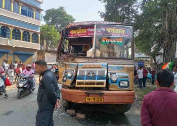 ভাতারে ২ যাত্রীবাহী বাসের মুখোমুখি সংঘর্ষে জখম কয়েক ডজন 