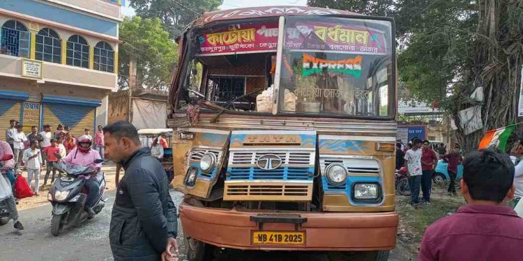 ভাতারে ২ যাত্রীবাহী বাসের মুখোমুখি সংঘর্ষে জখম কয়েক ডজন 