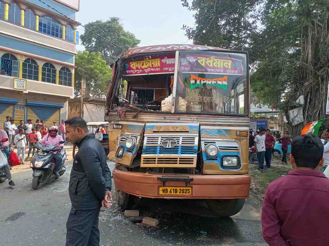 ভাতারে ২ যাত্রীবাহী বাসের মুখোমুখি সংঘর্ষে জখম কয়েক ডজন 