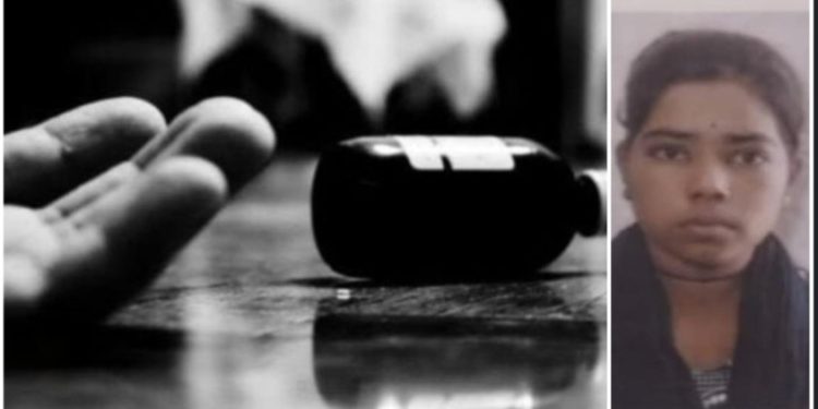 পড়াশোনায় ফাঁকি দিয়ে ফোনে বুঁদ হয়ে থাকায় মা বকাঝকা করায় অভিমানে আত্মঘাতী অষ্টম শ্রেণির ছাত্রী