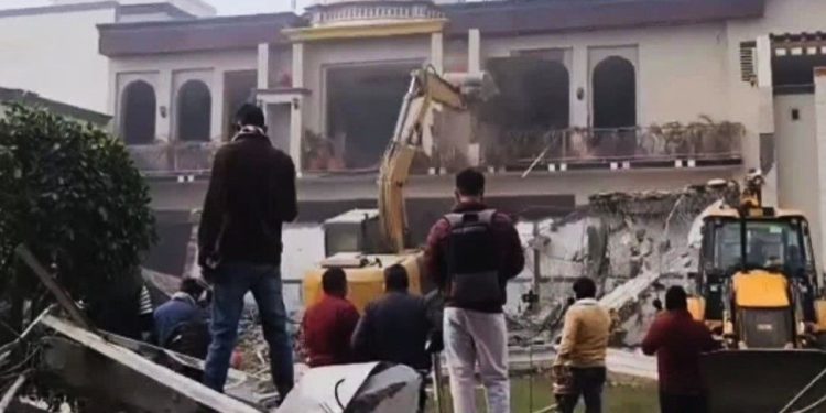 ইউপির বেরিলিতে দাঙ্গাকারীদের বিরুদ্ধে বুলডোজার অভিযান, গুঁড়িয়ে দেওয়া হল প্রাক্তন এসপি কাউন্সিলর ওয়াজিদ বেগের “বেগ বরাতঘর”  