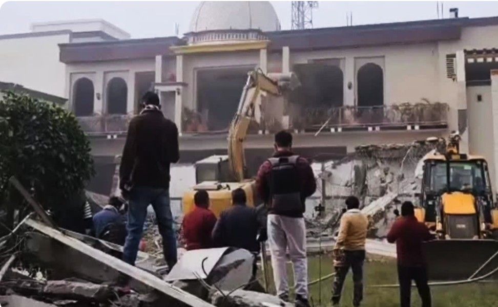 ইউপির বেরিলিতে দাঙ্গাকারীদের বিরুদ্ধে বুলডোজার অভিযান, গুঁড়িয়ে দেওয়া হল প্রাক্তন এসপি কাউন্সিলর ওয়াজিদ বেগের “বেগ বরাতঘর”  
