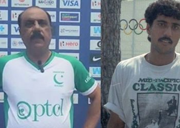 বিমানে ধূমপান করতে গিয়ে ধরা পড়লেন পাকিস্তান হকি দলের ম্যানেজার আঞ্জুম সাঈদ