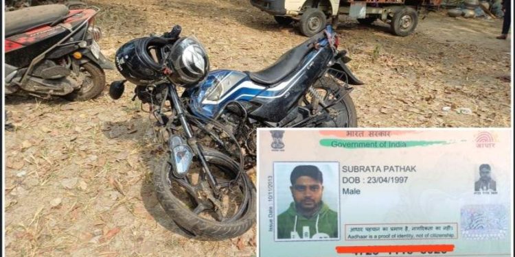 ভাতারে বেহাল রাস্তা কেড়ে নিল বাইক আরোহীর প্রাণ, গুরুতর জখম আরও এক