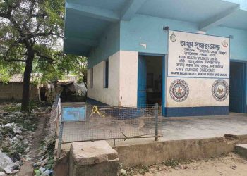 ভাতারে সরকারি আয়ুর্বেদিক কেন্দ্রে স্কুল পড়ুয়াদের আড্ডার ঠেক, ধাতব বেড়া খুলে বিক্রির অভিযোগ  
