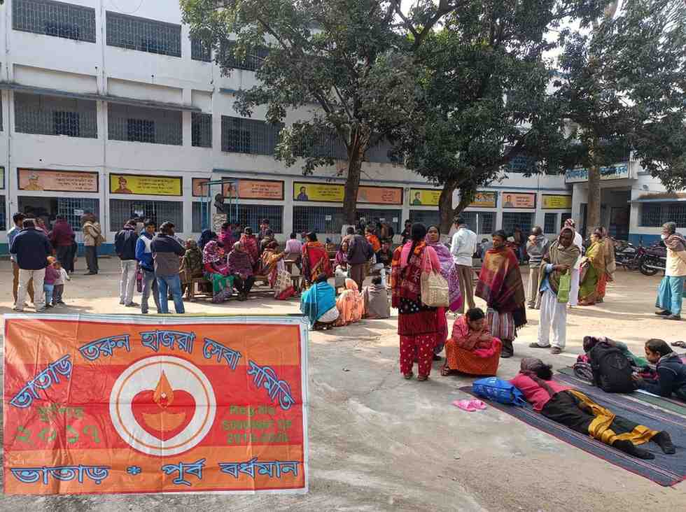 মাত্র একটা ইঞ্জেকশনেই রোগ নির্মুল ! ভাতার হাইস্কুলে “অর্শ নির্মূল শিবির”-এ রোগীদের ভিড়ে ঠাসা 