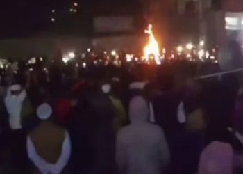 ধর্মনিন্দার মিথ্যা অভিযোগ ফের এক হিন্দু যুবককে পিটিয়ে ও জীবন্ত পুড়িয়ে খুন করল ইসলামি উগ্রবাদীরা,চললো  লুটপাট ও অগ্নিসংযোগ 