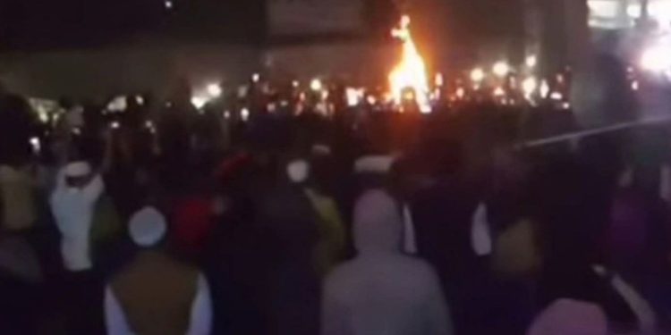 ধর্মনিন্দার মিথ্যা অভিযোগ ফের এক হিন্দু যুবককে পিটিয়ে ও জীবন্ত পুড়িয়ে খুন করল ইসলামি উগ্রবাদীরা,চললো লুটপাট ও অগ্নিসংযোগ