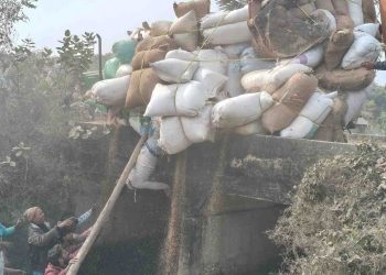 উলটে গেল ধান বোঝাই ট্রাক্ট্রর, দু’পা ভাঙলেও বরাত জোরে বেঁচে গেলেন পথচারী 