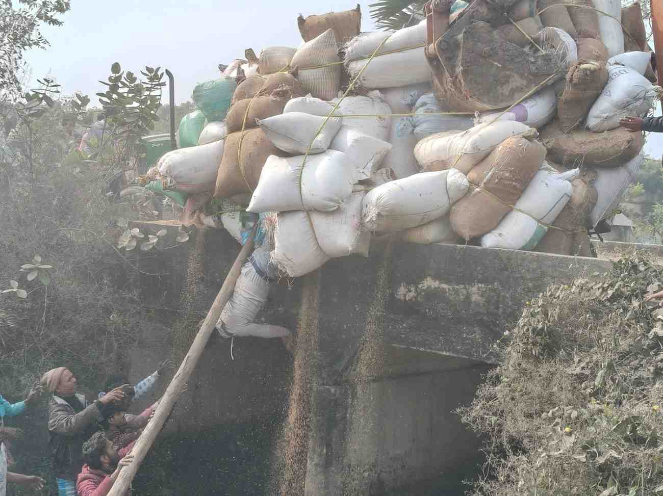 উলটে গেল ধান বোঝাই ট্রাক্ট্রর, দু’পা ভাঙলেও বরাত জোরে বেঁচে গেলেন পথচারী 