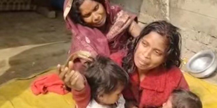 মাত্র ৬ মাস আগে বাবার মৃত্যু, সুরাটে শ্রমিকের কাজে গিয়ে মৃত্যু ছেলের, দুই শিশুকে নিয়ে অথৈ জলে রতুয়ার অর্জুনের বৃদ্ধা মা ও স্ত্রী