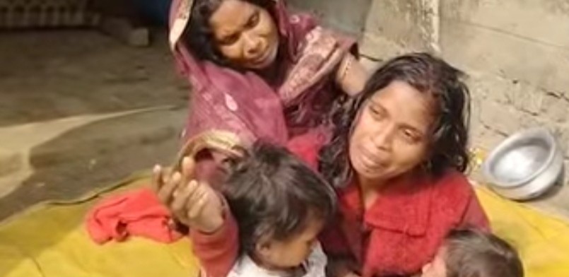 মাত্র ৬ মাস আগে বাবার মৃত্যু, সুরাটে শ্রমিকের কাজে গিয়ে মৃত্যু ছেলের, দুই শিশুকে নিয়ে অথৈ জলে রতুয়ার অর্জুনের বৃদ্ধা মা ও স্ত্রী