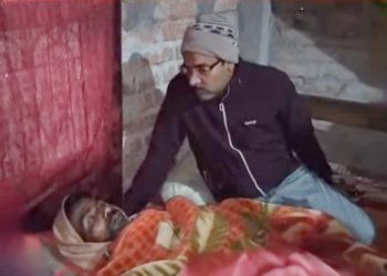 বাংলাদেশি সন্দেহে উড়িষ্যায় বেদম মার, স্ত্রী ও ৬ সন্তানকে নিয়ে এখন কিভাবে সংসার চালাবেন ভেবে পাচ্ছেন না শয্যাশায়ী শুকুরুদ্দিন মোমিন 