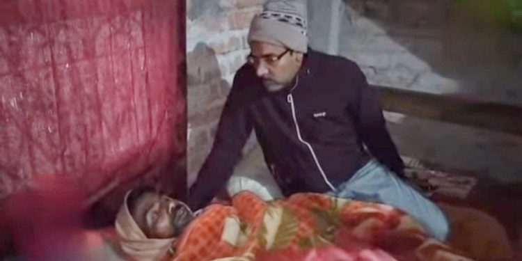 বাংলাদেশি সন্দেহে উড়িষ্যায় বেদম মার, স্ত্রী ও ৬ সন্তানকে নিয়ে এখন কিভাবে সংসার চালাবেন ভেবে পাচ্ছেন না শয্যাশায়ী শুকুরুদ্দিন মোমিন