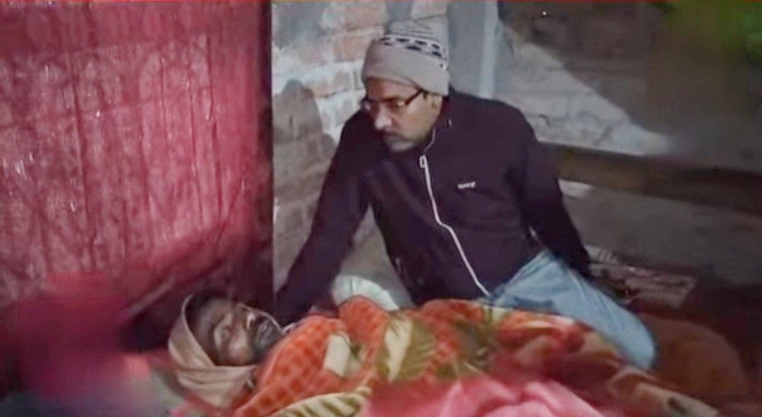 বাংলাদেশি সন্দেহে উড়িষ্যায় বেদম মার, স্ত্রী ও ৬ সন্তানকে নিয়ে এখন কিভাবে সংসার চালাবেন ভেবে পাচ্ছেন না শয্যাশায়ী শুকুরুদ্দিন মোমিন 