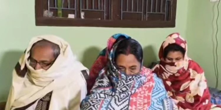 ধর্ম পরিবর্তন না করলে গোটা পরিবারকে খুনের হুমকি, এক কাপড়ে সপরিবারে পালিয়ে এলেন নাটোরের বৃদ্ধ কানাই চন্দ্র সরকার