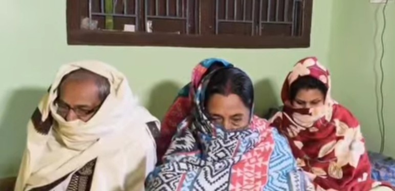 ধর্ম পরিবর্তন না করলে গোটা পরিবারকে খুনের হুমকি, এক কাপড়ে সপরিবারে পালিয়ে এলেন নাটোরের বৃদ্ধ কানাই চন্দ্র সরকার 