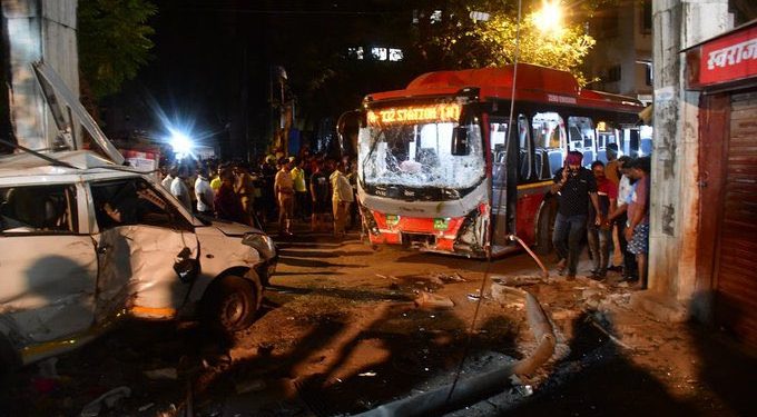 মুম্বাইয়ে ফুটপাতে দাঁড়িয়ে থাকা ১৪ জনকে পিষে দিল সরকারি বাস 