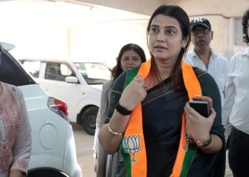 উদ্ধব ঠাকরের দলের প্রভাবশালী নেতার স্ত্রী বিজেপিতে যোগ দিলেন 