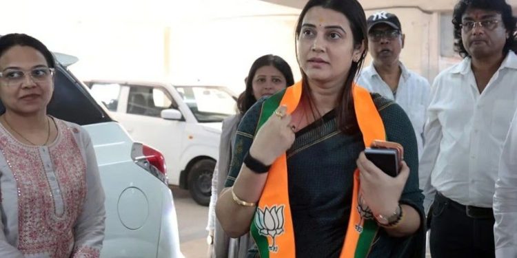 উদ্ধব ঠাকরের দলের প্রভাবশালী নেতার স্ত্রী বিজেপিতে যোগ দিলেন 
