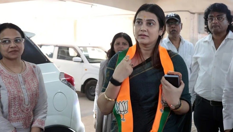 উদ্ধব ঠাকরের দলের প্রভাবশালী নেতার স্ত্রী বিজেপিতে যোগ দিলেন