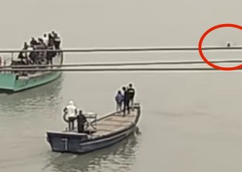 জঙ্গিপুর ভাগীরথী সেতুতে বাইক রেখে নদীর জলে মরনঝাঁপ দিল যুবক 