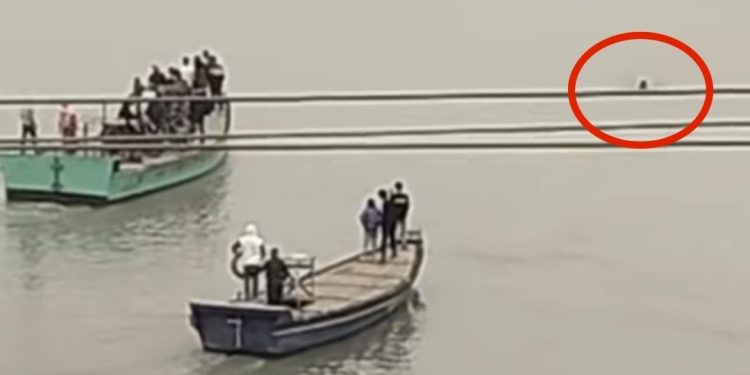 জঙ্গিপুর ভাগীরথী সেতুতে বাইক রেখে নদীর জলে মরনঝাঁপ দিল যুবক