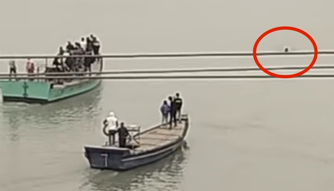 জঙ্গিপুর ভাগীরথী সেতুতে বাইক রেখে নদীর জলে মরনঝাঁপ দিল যুবক 