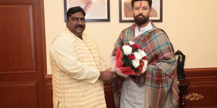 হুমায়ুন কবিরকে টেক্কা দিতে চিরাগ পাসওয়ানের দলের প্রথম রাজ্য সভাপতি নির্বাচন করা হল মুর্শিদাবাদের রফিক আলী শেখকে 