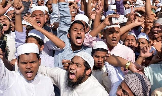 নেহেরু-গান্ধীর ভুলের কারণে ভারতের মধ্যে অসংখ্য “ক্ষুদ্র পাকিস্তান” এবং “ক্ষুদ্র বাংলাদেশ” তৈরি হয়েছে, যা বৃহৎ জনগোষ্ঠীর ও দেশের নিরাপত্তা নিয়ে উদ্বেগের সৃষ্টি করছে  