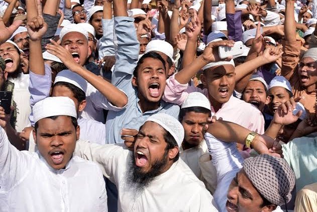 নেহেরু-গান্ধীর ভুলের কারণে ভারতের মধ্যে অসংখ্য “ক্ষুদ্র পাকিস্তান” এবং “ক্ষুদ্র বাংলাদেশ” তৈরি হয়েছে, যা বৃহৎ জনগোষ্ঠীর ও দেশের নিরাপত্তা নিয়ে উদ্বেগের সৃষ্টি করছে  