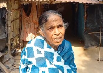 ষষ্ঠ ছেলে কোথা থেকে আমদানি হল খুঁজেই পাচ্ছেন না ৫ সন্তানের   মা বৃদ্ধা বিধবা লালমতি বিশ্বাস ; খসড়া তালিকা প্রকাশ হতেই “ভুয়ো ছেলে”কে নিয়ে তোলপাড় মেমারি  