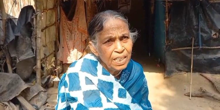 ষষ্ঠ ছেলে কোথা থেকে আমদানি হল খুঁজেই পাচ্ছেন না ৫ সন্তানের   মা বৃদ্ধা বিধবা লালমতি বিশ্বাস ; খসড়া তালিকা প্রকাশ হতেই “ভুয়ো ছেলে”কে নিয়ে তোলপাড় মেমারি  