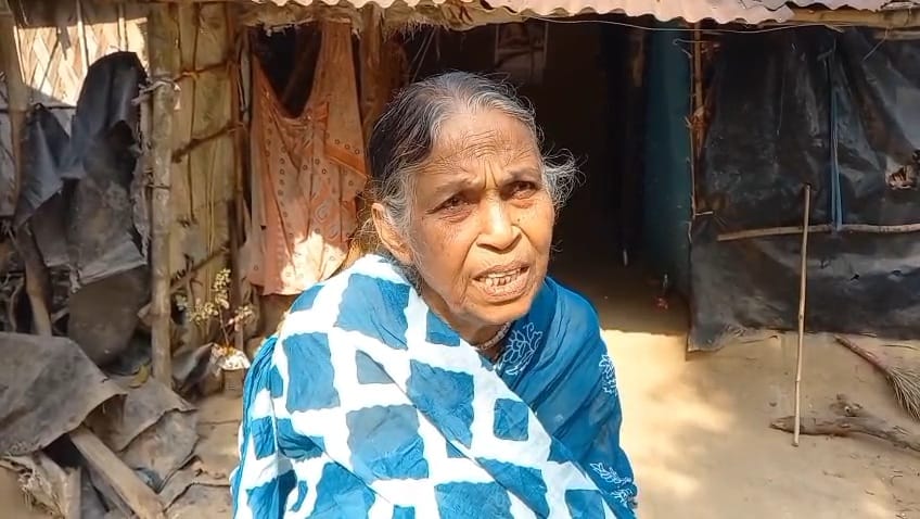 ষষ্ঠ ছেলে কোথা থেকে আমদানি হল খুঁজেই পাচ্ছেন না ৫ সন্তানের   মা বৃদ্ধা বিধবা লালমতি বিশ্বাস ; খসড়া তালিকা প্রকাশ হতেই “ভুয়ো ছেলে”কে নিয়ে তোলপাড় মেমারি  