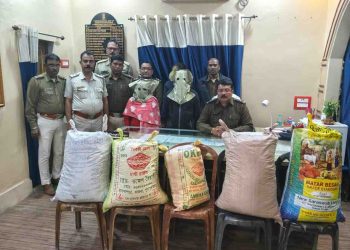 চার চাকা গাড়ির পিছু ধাওয়া করে ৮৩ কেজি গাঁজাসহ এক মহিলা ও এক পুরুষকে পাকড়াও করল পূর্ব বর্ধমান পুলিশ 