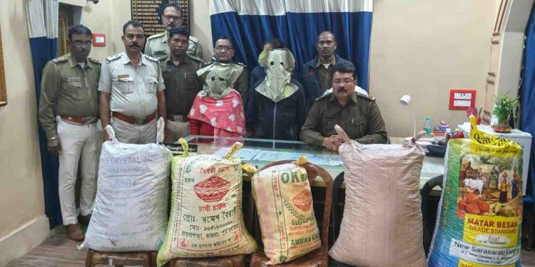 চার চাকা গাড়ির পিছু ধাওয়া করে ৮৩ কেজি গাঁজাসহ এক মহিলা ও এক পুরুষকে পাকড়াও করল পূর্ব বর্ধমান পুলিশ